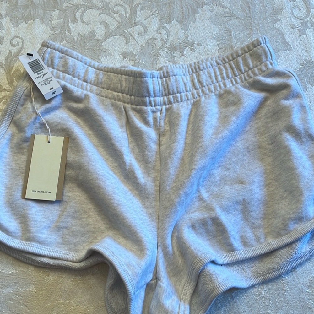 NWT heather grey Wilfred free from Aritzia terry shorts, size M